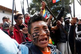 Indígenas ecuatorianos protestan contra paquetazo de Moreno