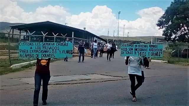 Con carteles denuncian situación de los presos a las afueras de una cárcel venezolana