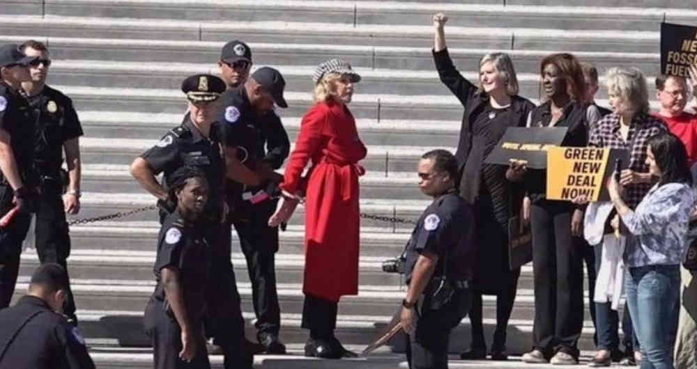 Jane Fonda es esposada por protestar frente al COngreso en Washington