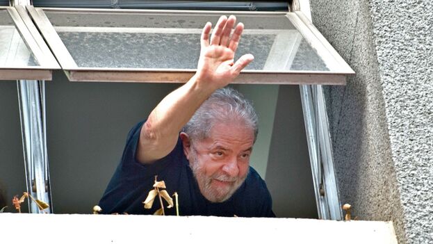 Lula saludando desde la prisión