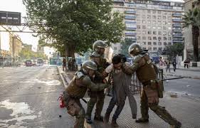 Militares patrullan en la capital chilena
