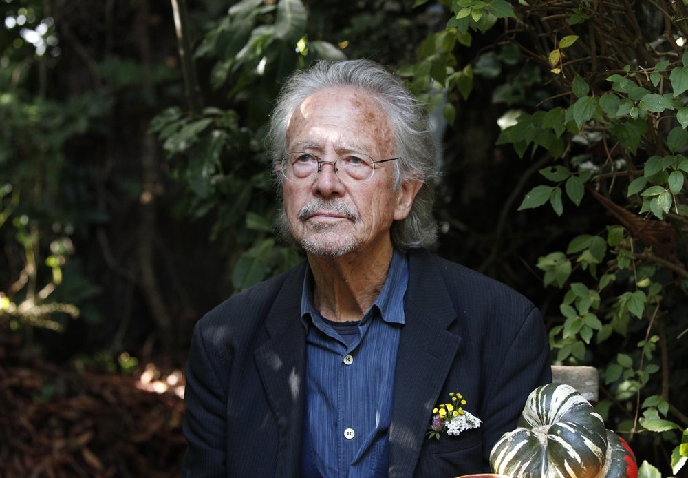 El autor austríaco Peter Handke posa en el jardín de su casa, cerca de París, el jueves 10 de octubre de 2019. Handke fue galardonado horas antes con el premio Nobel de Literatura 2019
