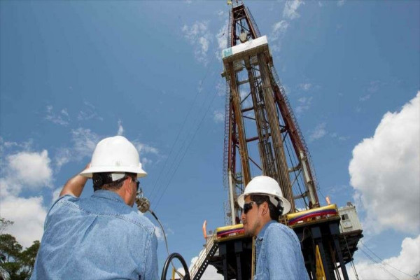 Plataforma de perforación petrolera de Petroamazonas, puerto de Miranda en Tiputini, Ecuador.