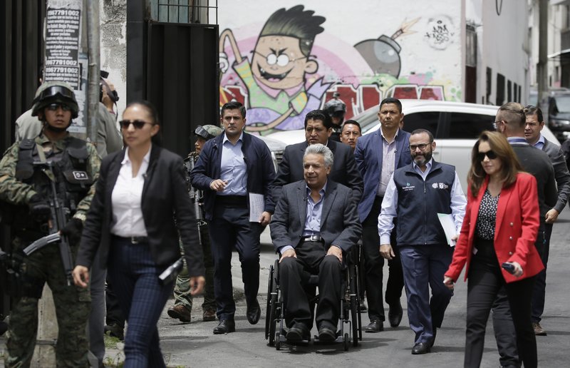 El presidente ecuatoriano Lenín Moreno llega a un encuentro con comerciantes afectados por protestas cerca de la Asamblea Nacional en Quito