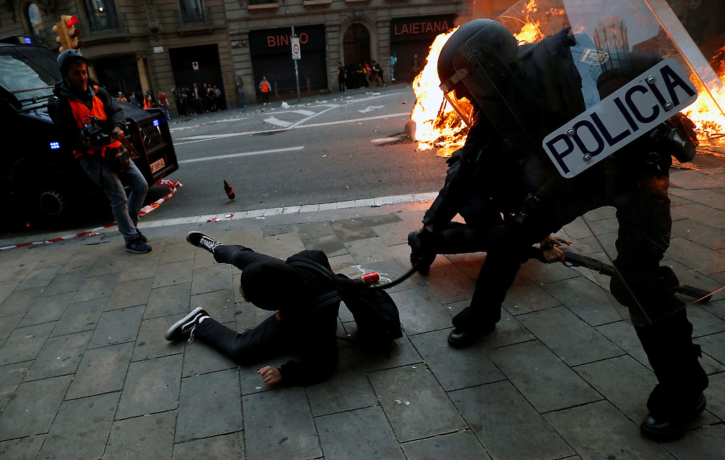Represión policial contra manifestantes en Cataluña