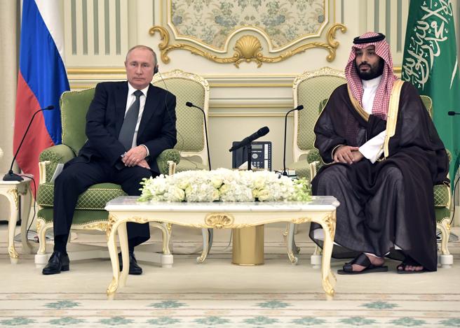 El presidente Putin y el príncipe heredero Bin Salman, el lunes, durante su encuentro en Riad