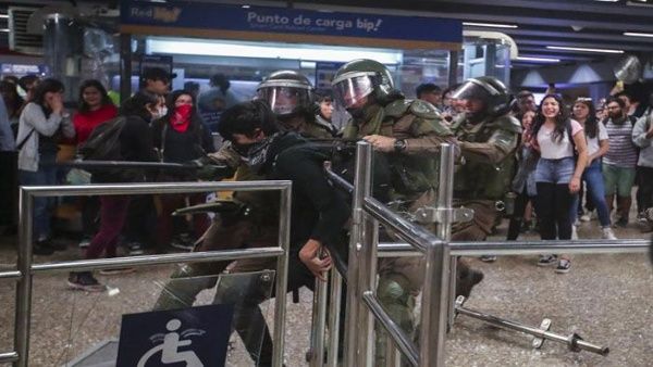 Carabinero arremete en contra de estudiantes de bachillerato en Chile