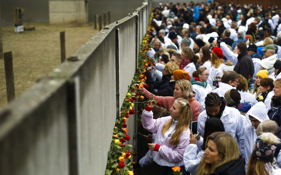 Con flores y música, celebran 30 aniversario de caída del Muro de Berlín