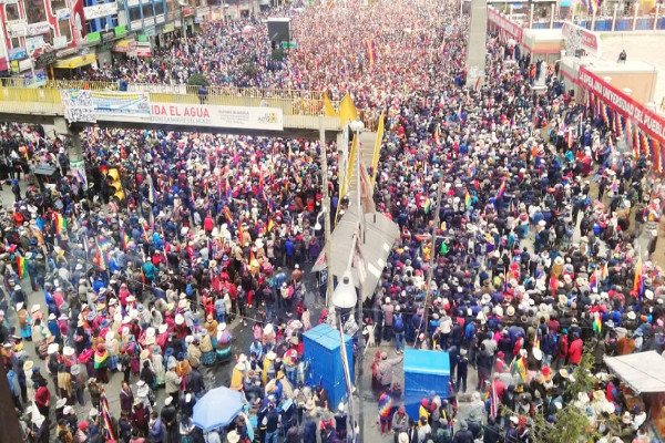 A pesar de la destitución de Evo Morales y la autoproclamación de la senadora Jeanine Áñez como presidenta, la movilización popular se mantiene. La policía reprimió una masiva marcha en La Paz y las Fuerzas Armadas se despliegan en todo el país.