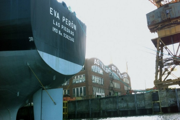 El buque petrolero "Eva Perón" está en un 98% terminado.