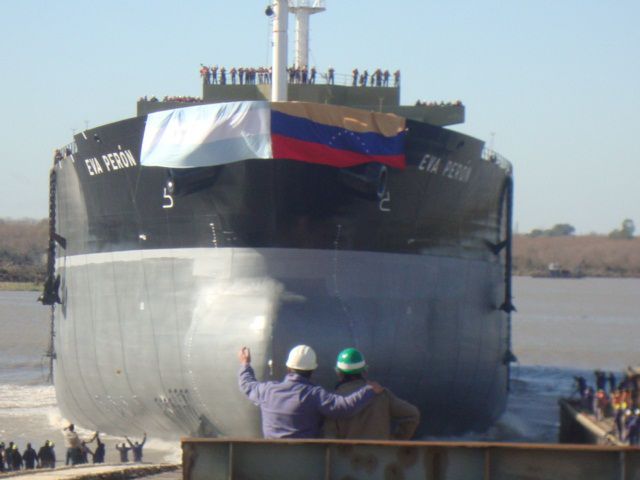 El buque Eva Perón, de 47.000 toneladas es el más grande que se ha construido en Argentina en los últimos 30 años.