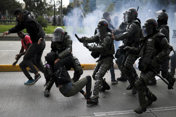 La policía detiene a un manifestante en Bogotá, Colombia, 21 de noviembre de 2019.