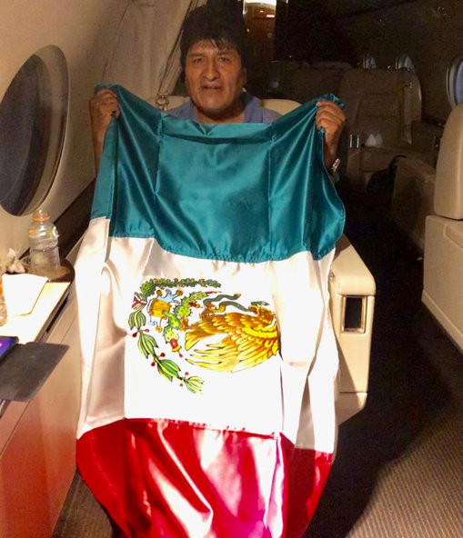 Evo Morales con la bandera de México.