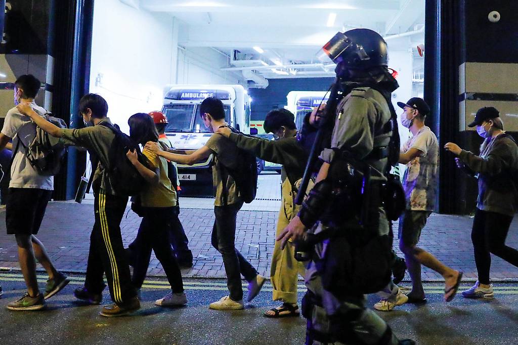 Varios manifestantes, en las inmediaciones de la Universidad Politécnica de Hong Kong
