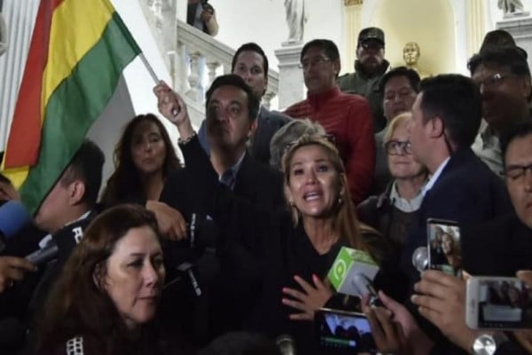 Jeanine Añez segunda vicepresidenta del Senado, confirmó a la prensa que asumirá la primera magistratura boliviana por la línea de sucesión; no obstante, indicó que primero debe asumir la dirección del Senado.