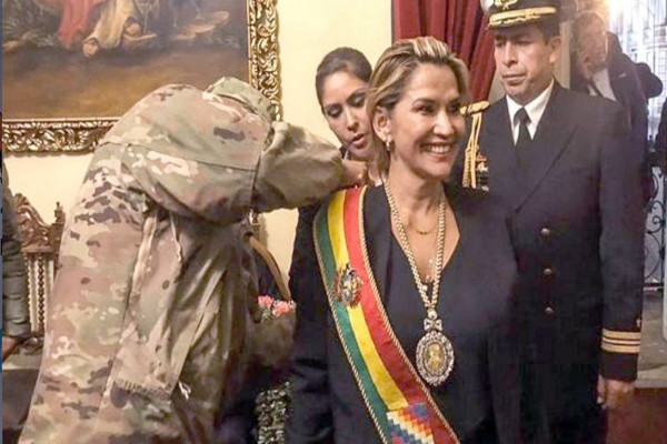 Momento en que el General golpista coloca la banda presidencial a la autoproclamada Jeanine Áñez.