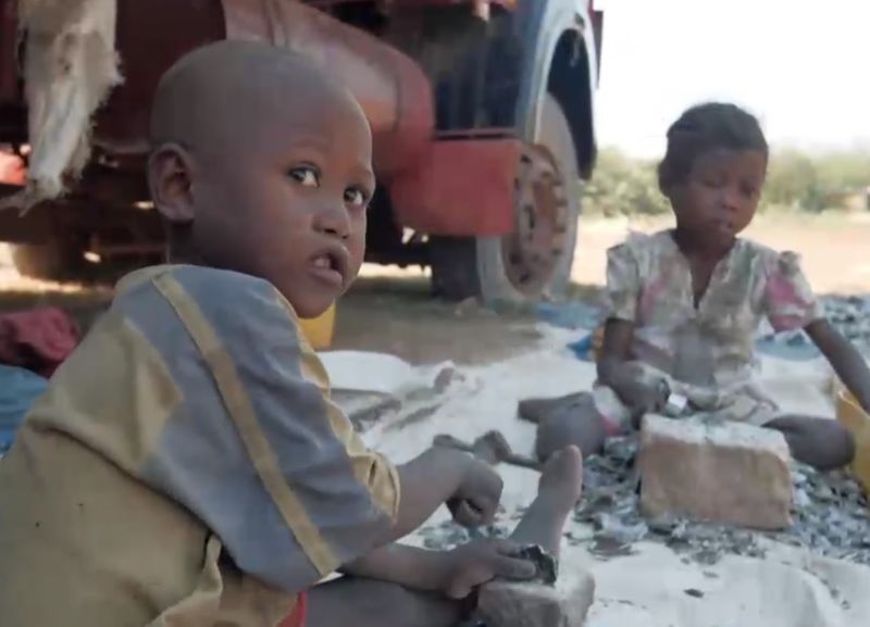 Niños partiendo rocas de mica en Madagascar