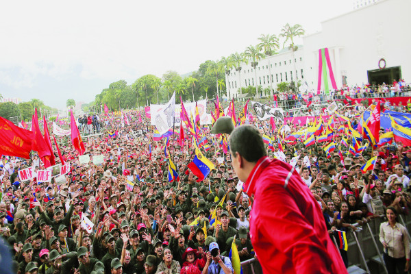 El anuncio lo realizó el Presidente desde las afueras de la Universidad Militar Bolivariana, donde recibió a los estudiantes universitarios que marcharon en su apoyo