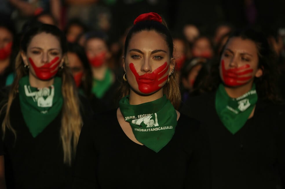 Miles de personas, la mayoría de ellas mujeres, protestaron el lunes por la defensa sus derechos con motivo del Día Internacional de la Eliminación de la Violencia contra la Mujer, en la céntrica Plaza Italia, rebautizada popularmente como "Plaza de la Dignidad", en la capital chilena