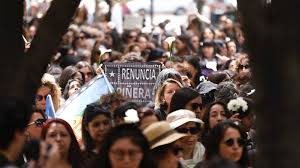 "Mujeres de luto" protestan por la violencia de estado en Chile