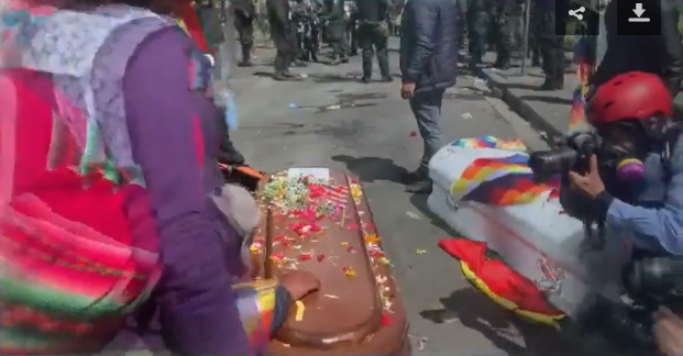 Represión contra quienes llevaban los féretros en Bolivia
