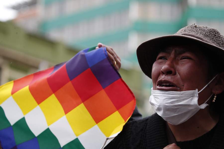 "¡La wiphala se respeta!" son los gritos con los que cientos de bolivianos han salido a las calles en los últimos días, en defensa de la bandera multicolor
