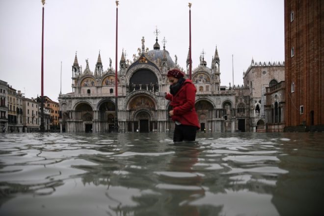 Basílica de San Marcos de Venecia en la plaza inundada, el 13 de noviembre