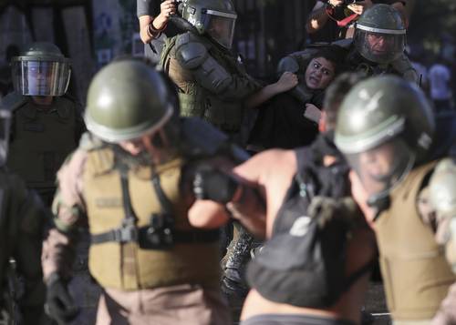 La policía detuvo el viernes al menos a 136 personas durante las violentas protestas en Santiago, informó ayer el gobierno, mientras el número de personas con heridas oculares graves supera las 350.
