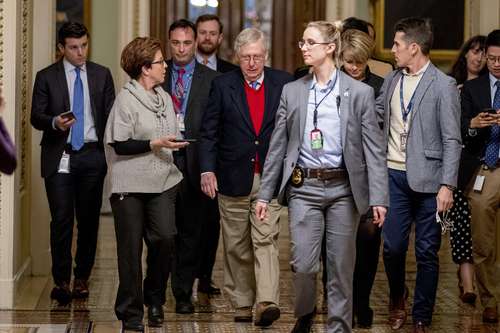 Mitch McConnell, líder de la mayoría republicana en el Senado de Estados Unidos, ayer al llegar a su oficina en el Capitolio.