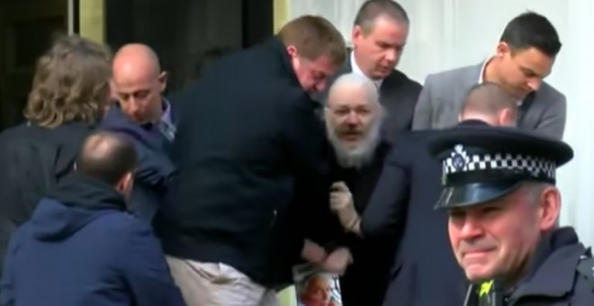 Julian Assange es sacado a rastras de la embajada de Ecuador en Londres por agentes británicos