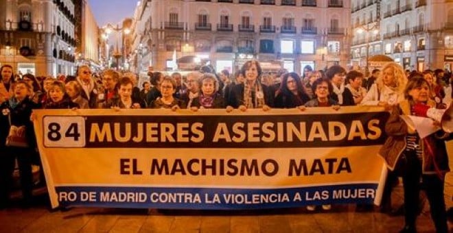 Manifestación en recuerdo a las mujeres víctimas de violencia de género en la Puerta del Sol