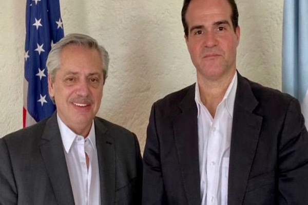 El presidente Alberto Fernández y el enviado de Trump Mauricio Claver-Carone.