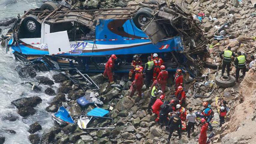 Autobús cae por un barranco en Chile