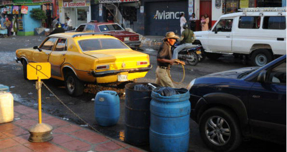 Escasez de gasolina en frontera colombiana debido a controles de Venezuela