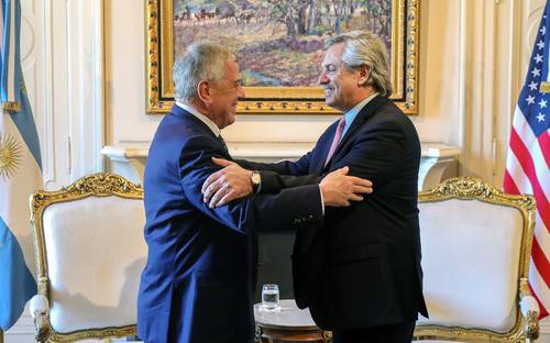 Alberto Fernández, presidente de Argentina (a la derecha) recibió ayer en la Casa Rosada a Michael Kozak, subsecretario interino de Estados Unidos para asuntos del Hemisferio Occidental.