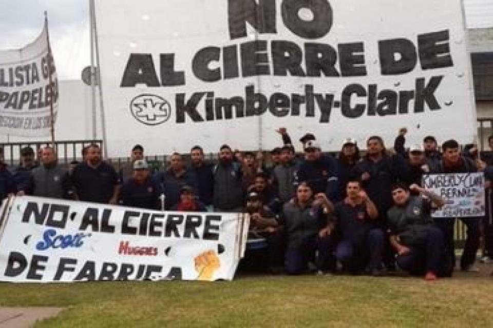 Efectivos de la Policía Bonaerense ingresaron armados y arrinconaron a los empleados que mantenían tomada la planta de Quilmes luego del cierre dispuesto por la empresa.