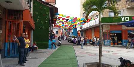 La calle Ayacucho con sus lindos papagayos se ha convertido en el lugar preferido de los petareños para tomarse fotos