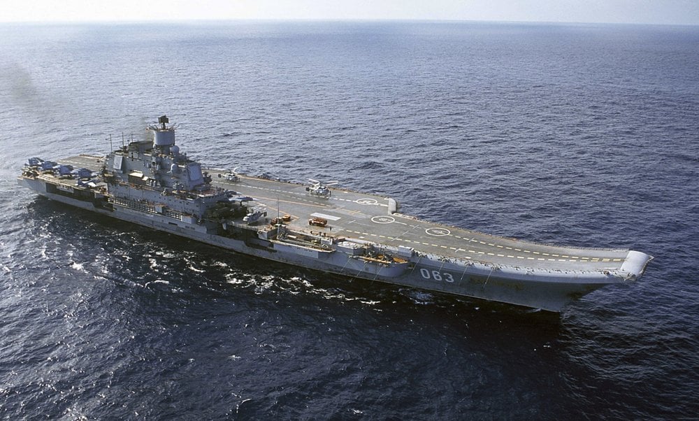 Foto de archivo del 2004 muestra al portaviones Admiral Kuznetsov en el mar Barents, en Rusia