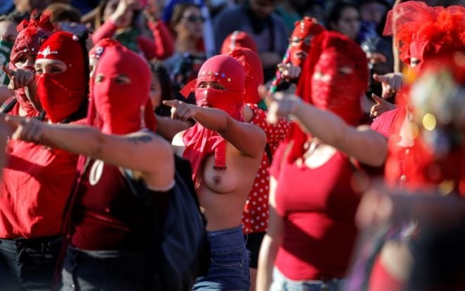 Mujeres realizan un performance contra la violencia de género en Santiago el 29 de noviembre de 2019