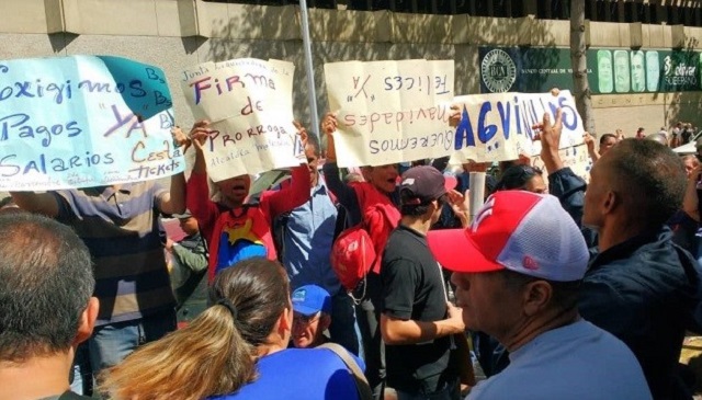 Trabajadores de la Alcaldía de CCS: Protestan porque no les pagan salarios y están en la incertidumbre con traslado de dependencia