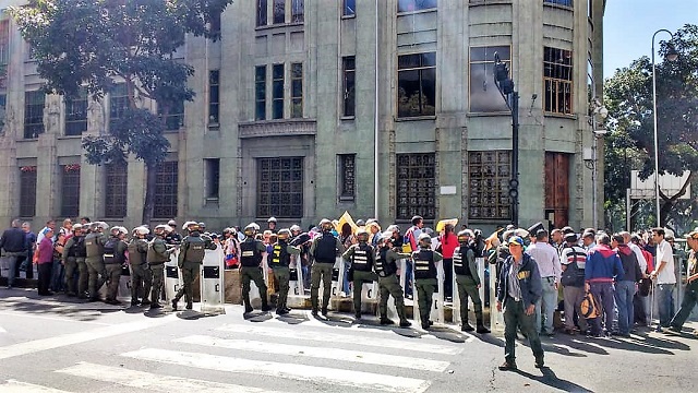 La protesta de trabajadores se realiza dentro de un estrecho cerco policial