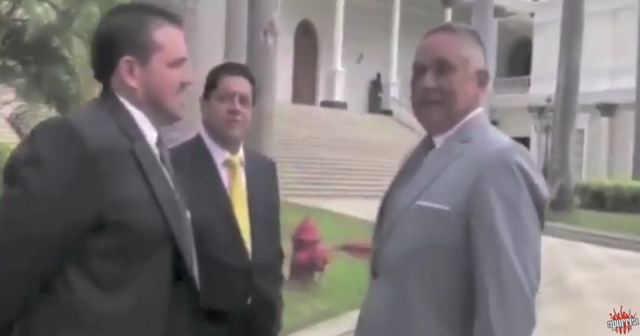 Conversando entre amigos en la Asamblea Nacional de Venezuela, diputados Stalin González, Edgar Zambrano y Pedro Carreño