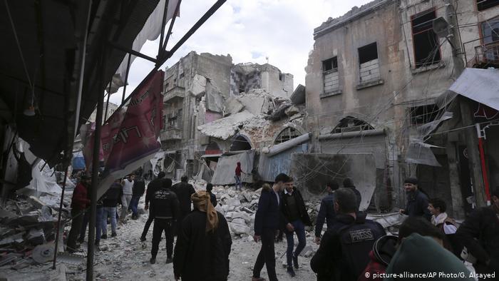 Escenas de horror y destrucción por los ataques aéreos sobre la ciudad de Ariha, en la provincia de Idlib, Siria, el miércoles 15 de enero de 2020. Los aviones de guerra del gobierno sirio atacaron el miércoles un mercado y una zona industrial en el último territorio en manos de grupos rebeldes en el noroeste del país, matando al menos a 15 personas.