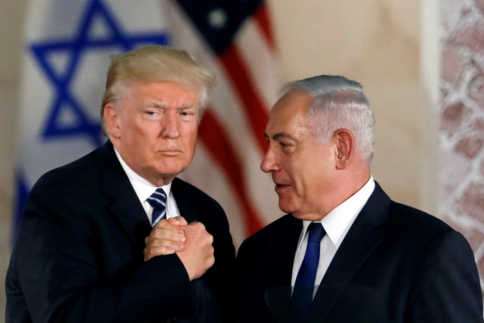 El presidente de los Estados Unidos, Donald Trump, y el primer ministro israelí, Benjamin Netanyahu, se dan la mano después del discurso de Trump en el Museo de Israel en Jerusalén el 23 de mayo de 2017.