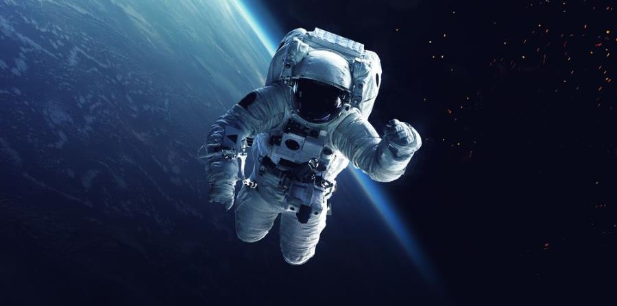 Astronauta en misión espacial (referencial)
