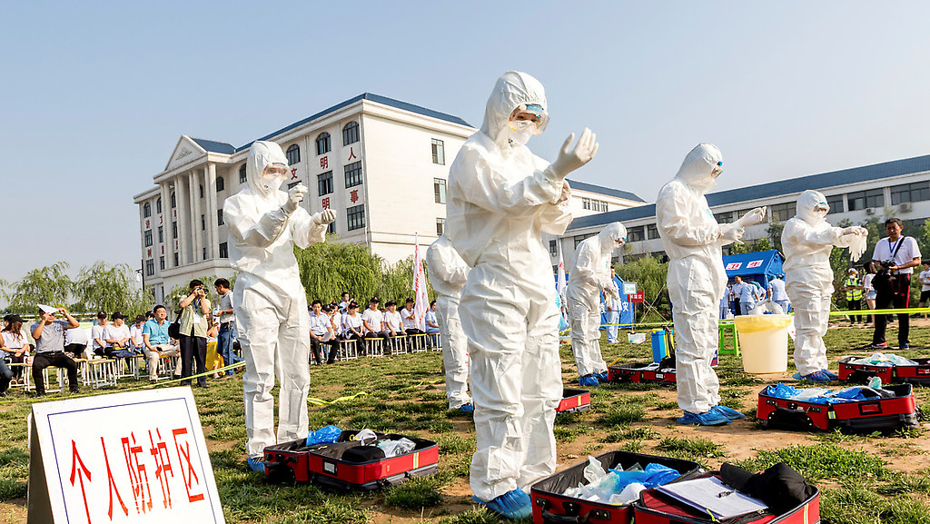 Médicos llegan a la población de Wuan en China para atender los casos de Coronavirus