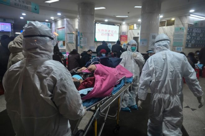 Un equipo médico transporta a un paciente al hospital de Wuhan, el 25 de enero de 2020