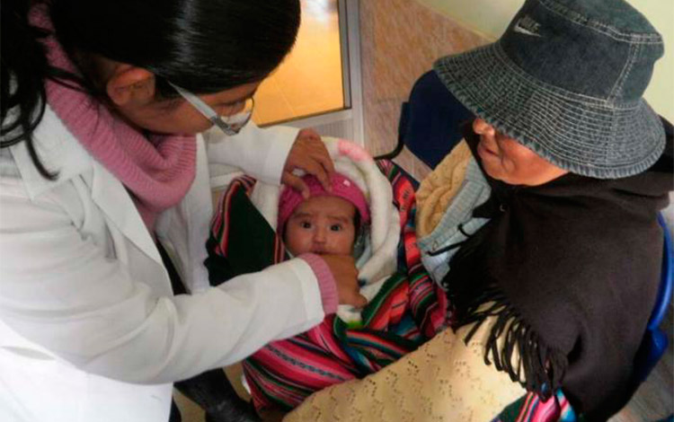 En Bolivia despiden médicos formados en Venezuela y Cuba