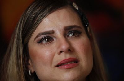 Ana Lucía Salazar se llenan de lágrimas mientras cuenta su pasado de abusos en una entrevista en Ciudad de México. Salazar ha revelado que sufrió abusos de un sacerdote de los Legionarios de Cristo cuando tenía ocho años.