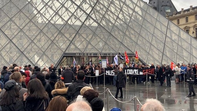 Trabajadores impiden entrada al Museo de Louvre